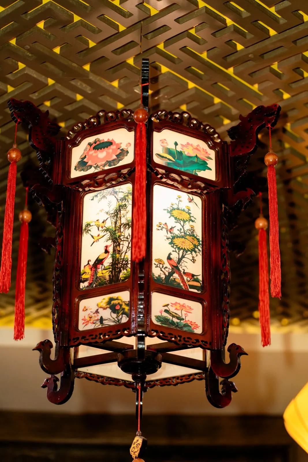 Đèn lồng gỗ vẽ tranh