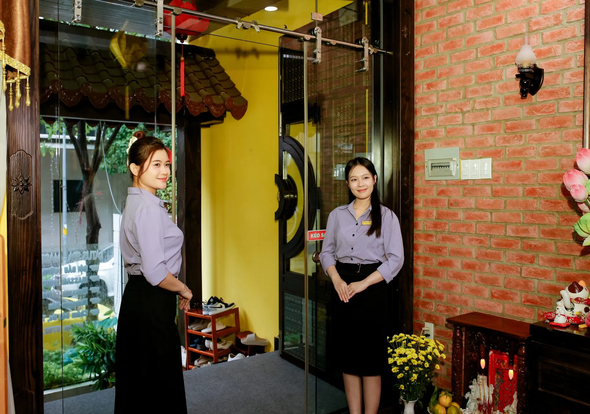 Nhân viên đón khách tại cửa