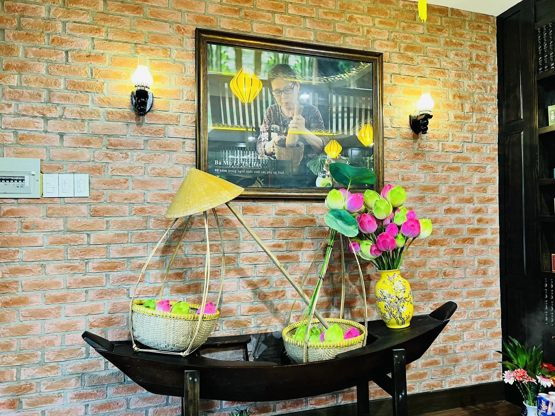 Góc trang trí với nón lá và hoa sen