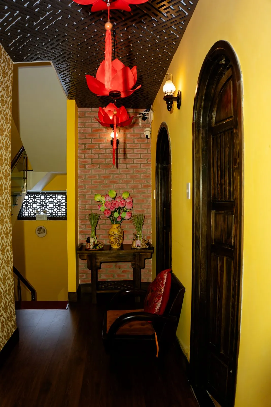 Hành lang tường vàng với cửa gỗ vòm