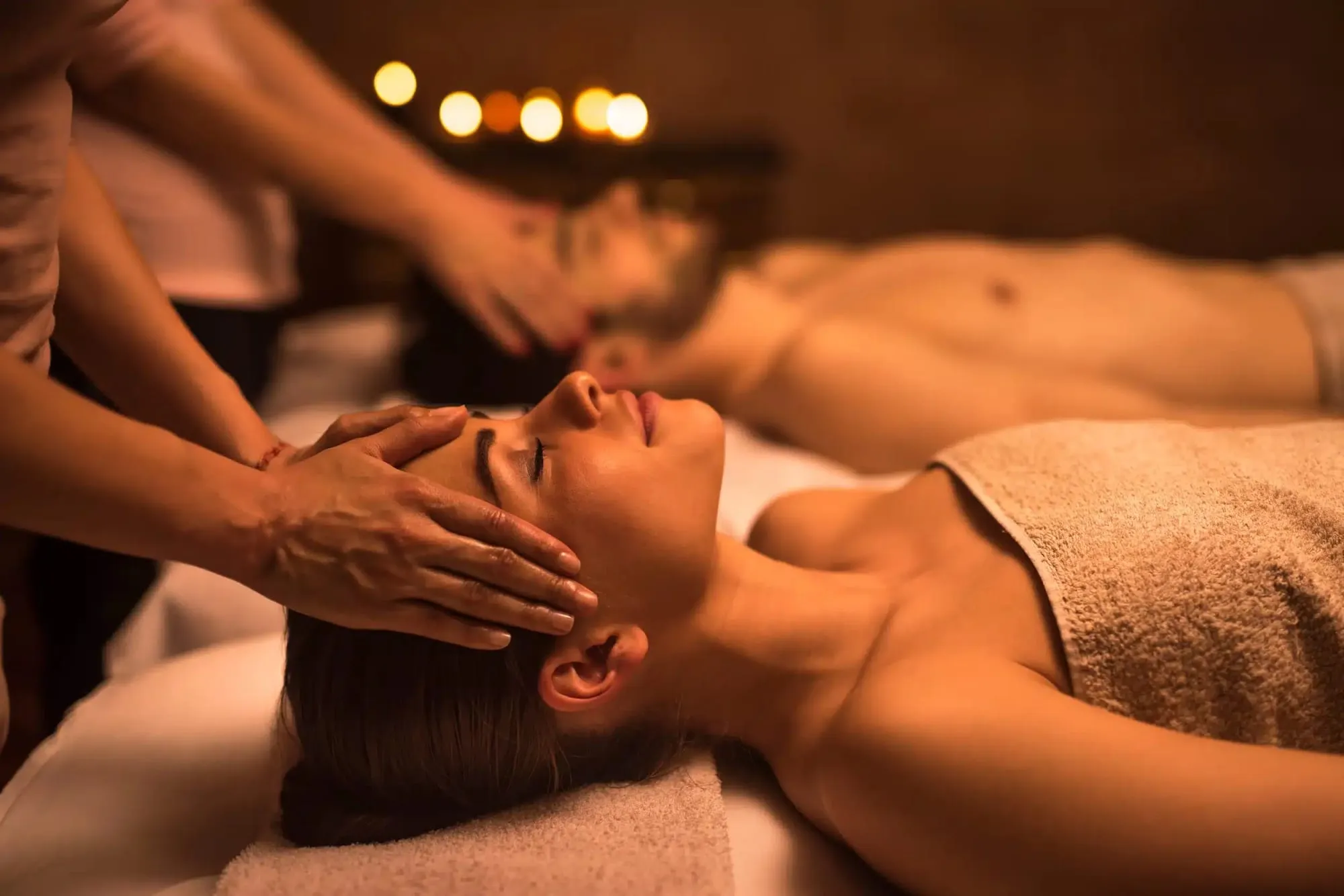 Massage đầu thư giãn tại spa