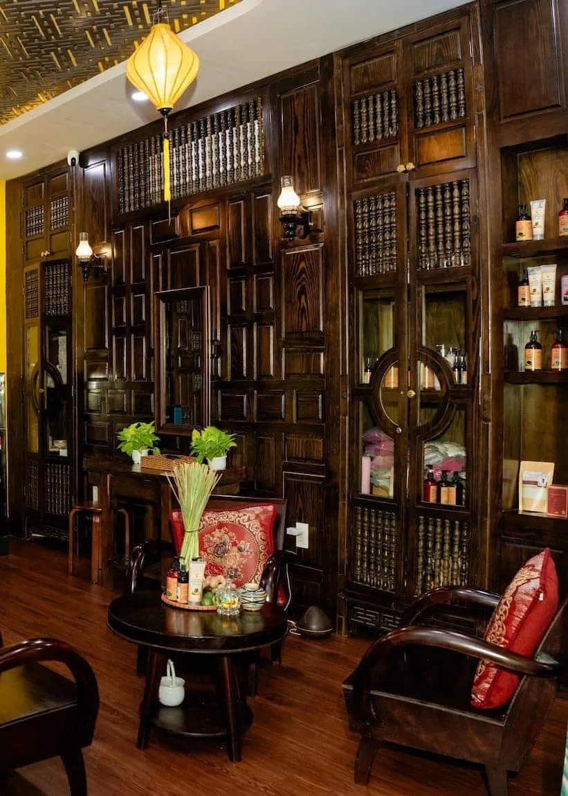 Sảnh chờ với kệ gỗ