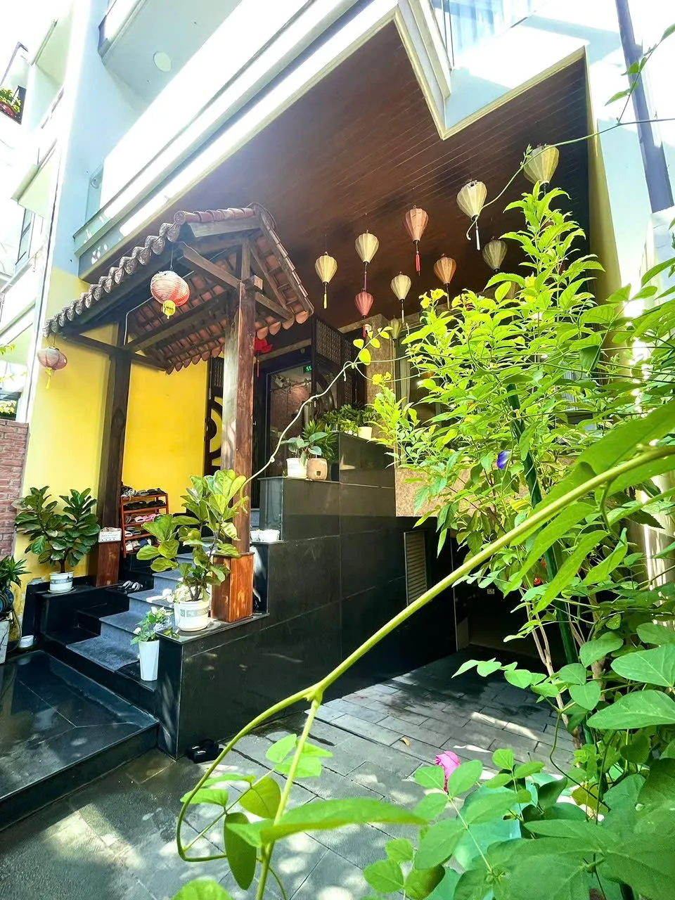 Lối vào Latus Spa với mái ngói, đèn lồng và cây xanh